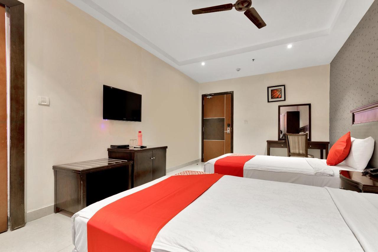 Capital O Rudra Grand Near Kondapur X Road Hotel Ngoại thất bức ảnh