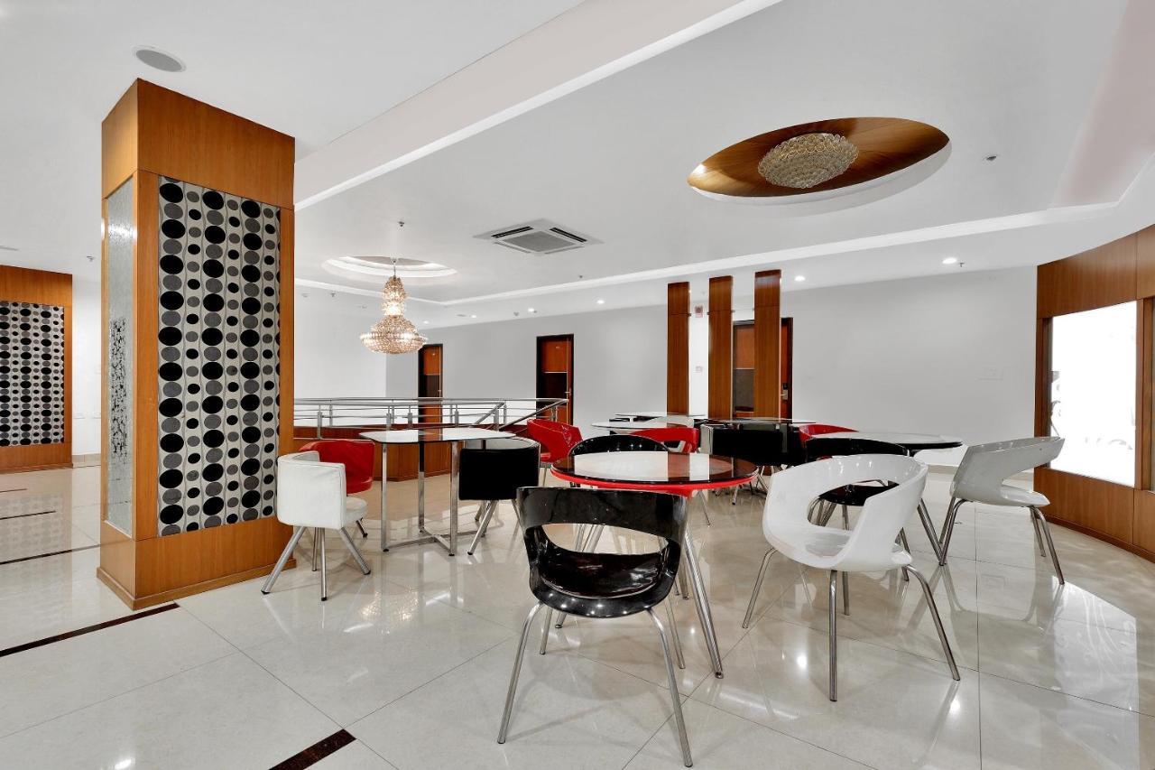 Capital O Rudra Grand Near Kondapur X Road Hotel Ngoại thất bức ảnh