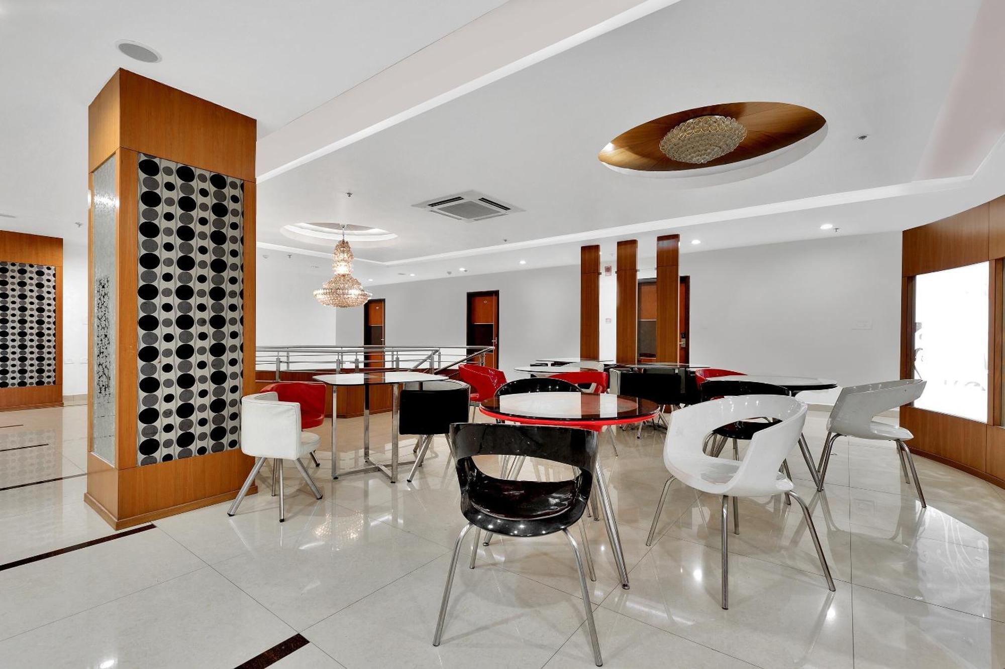 Capital O Rudra Grand Near Kondapur X Road Hotel Ngoại thất bức ảnh