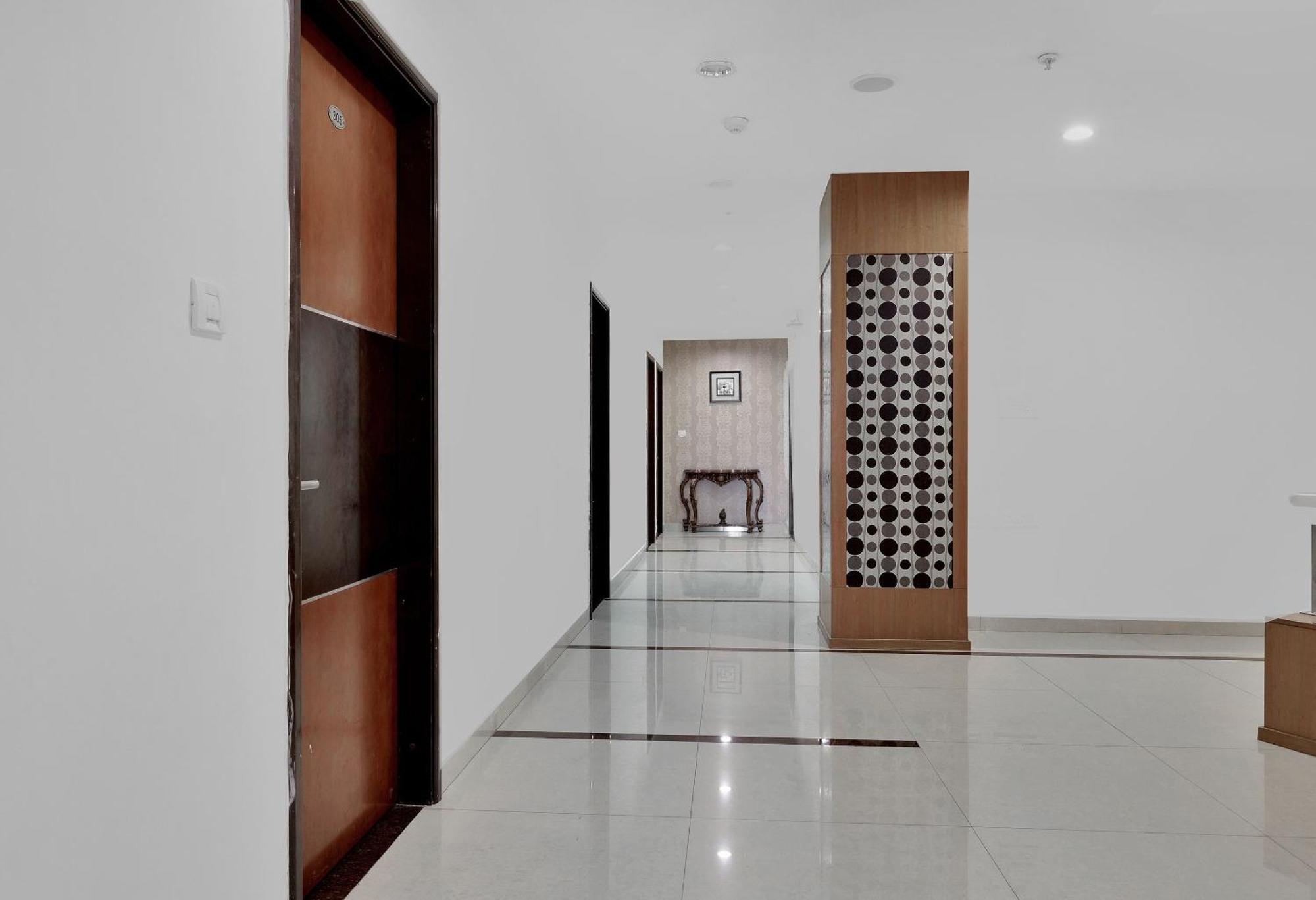Capital O Rudra Grand Near Kondapur X Road Hotel Ngoại thất bức ảnh