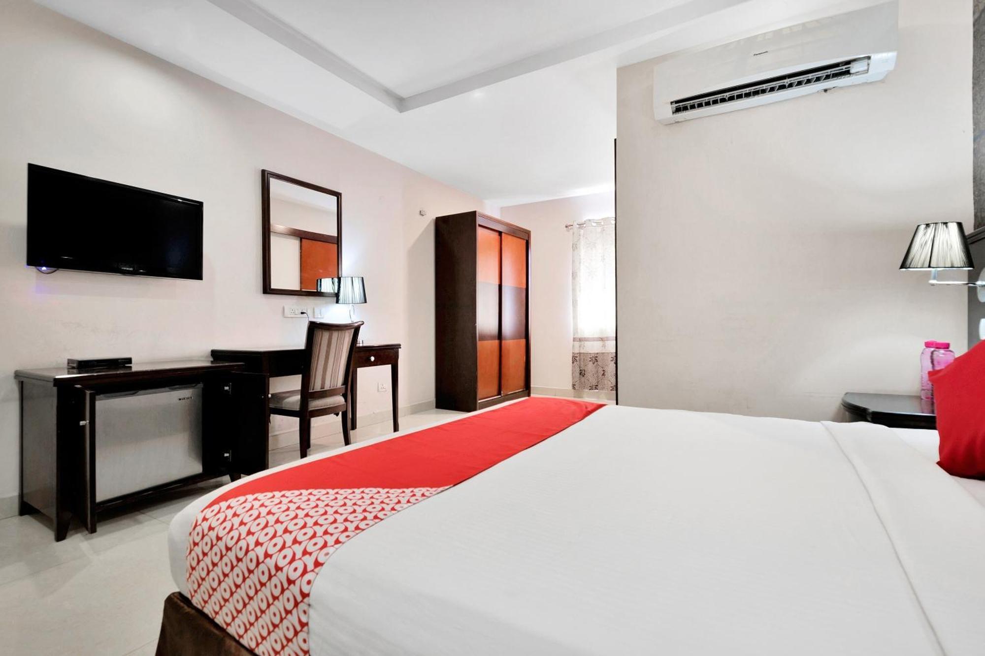 Capital O Rudra Grand Near Kondapur X Road Hotel Ngoại thất bức ảnh