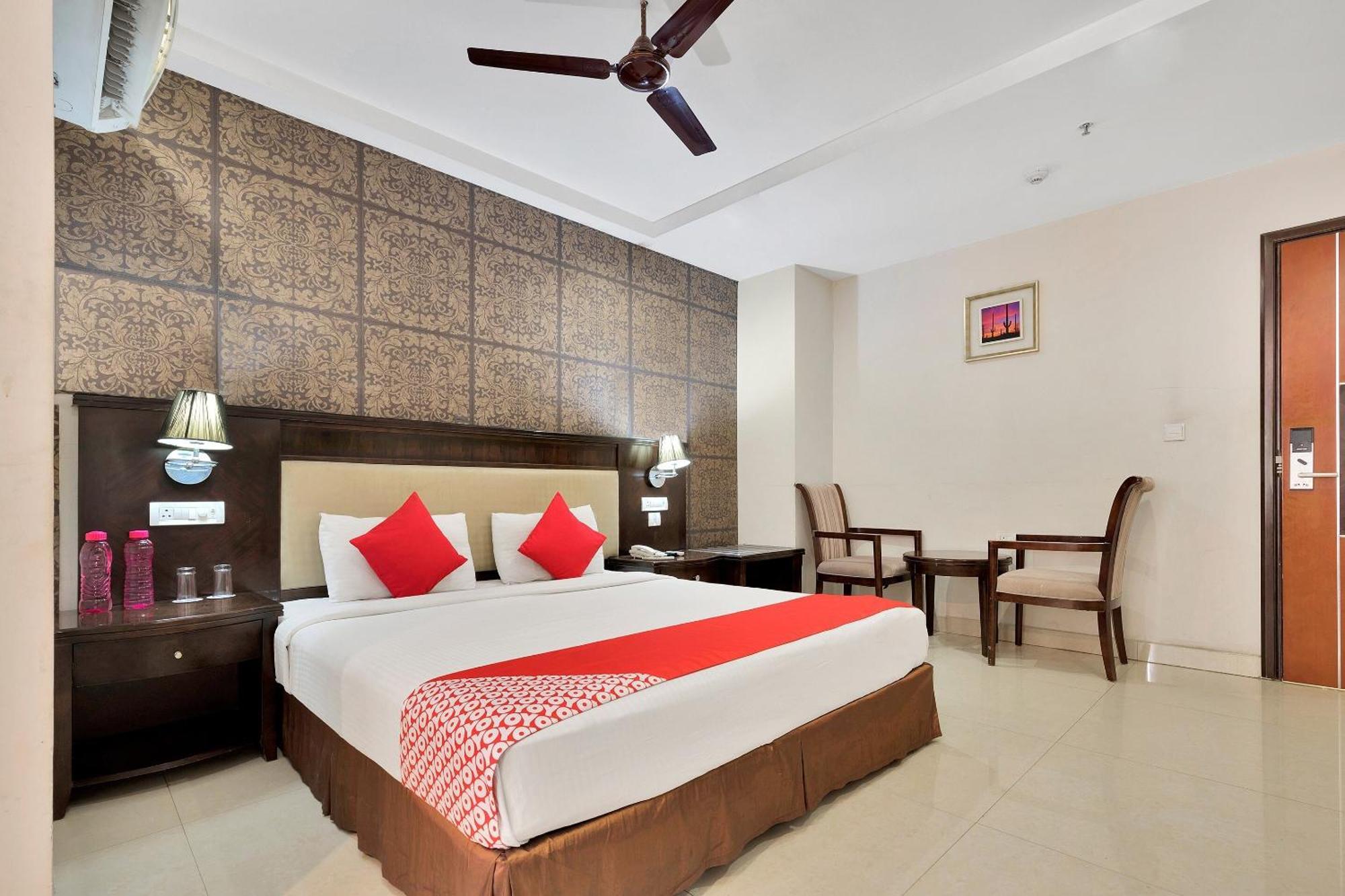 Capital O Rudra Grand Near Kondapur X Road Hotel Ngoại thất bức ảnh